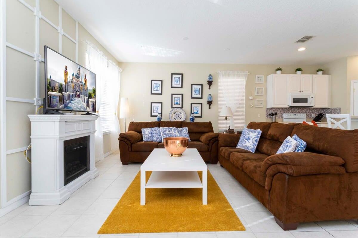 Gorgeous 4 Bedroom W/ Pool Close To 920 *